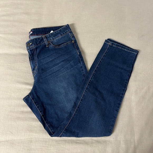 Tommy Hilfiger Jeans 🛍️ - Picture 2 of 6